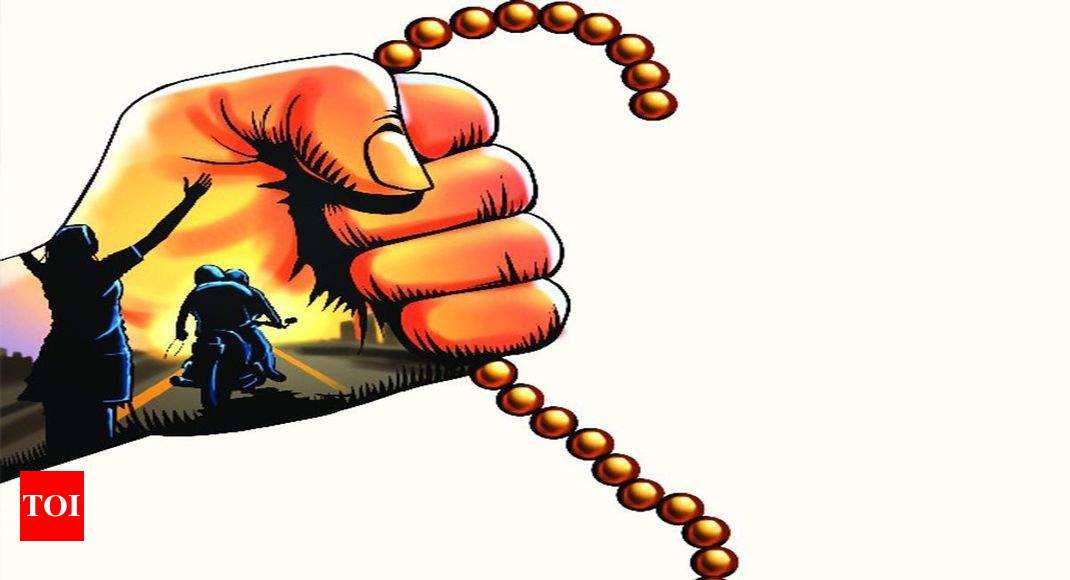 Man tries to snatch chain, held | Coimbatore News - Times of India