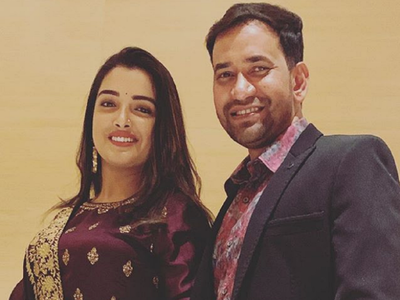 This picture of Amrapali Dubey with her “handsome” friend Nirahua will give you major friendship goals