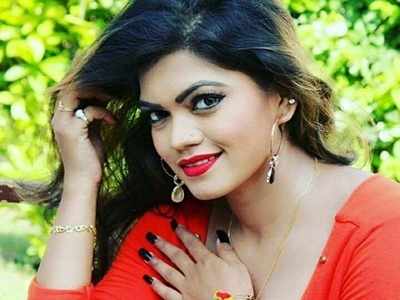 Nisha Dubey releases her Holi song 'Odhaniya Mayel Bhayel Ba'