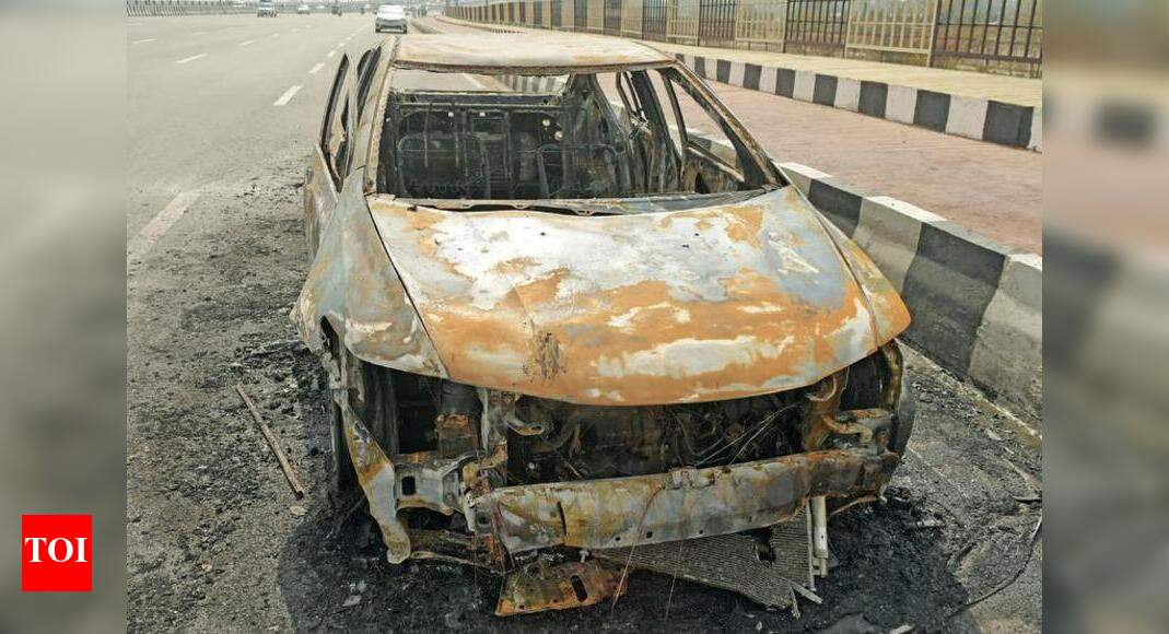 Another CNG car catches fire near Akshardham in Delhi Delhi News