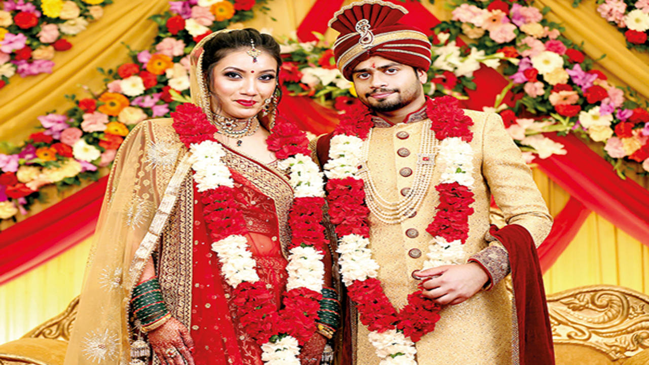 Desi wedding Aesthetic Dulhan and Dulha Bride and Groom Couple | Indian wedding  outfits, Couple wedding dress, Desi wedding