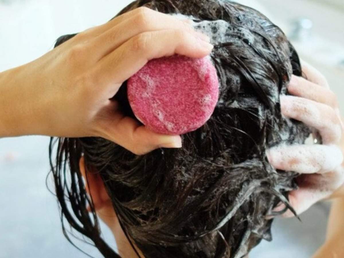 Почему после мытья волосы жирные. Мытье головы. Мытье головы шампунем. Мытье головы твердым шампунем. Мытье волос глиной.