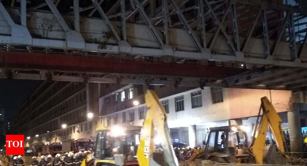 6 dead, 32 injured as foot overbridge collapses near Mumbai's CST 6 dead, 32 injured as foot overbridge collapses near Mumbai's CST