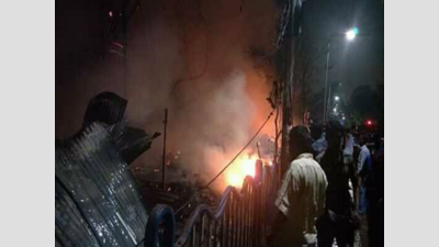 Kolkata: 25 shanties gutted down in fire at Dakshineswar