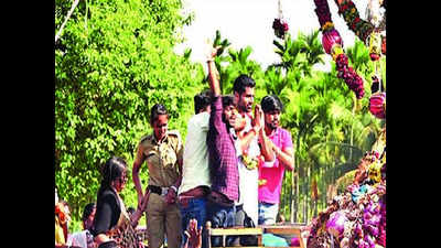 Congressmen cheer as Sumalatha Ambareesh hits campaign trail in Mysuru district