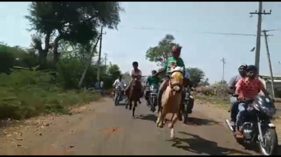 9-yr-old boy falls from galloping horse, climbs back up in filmy style and wins race