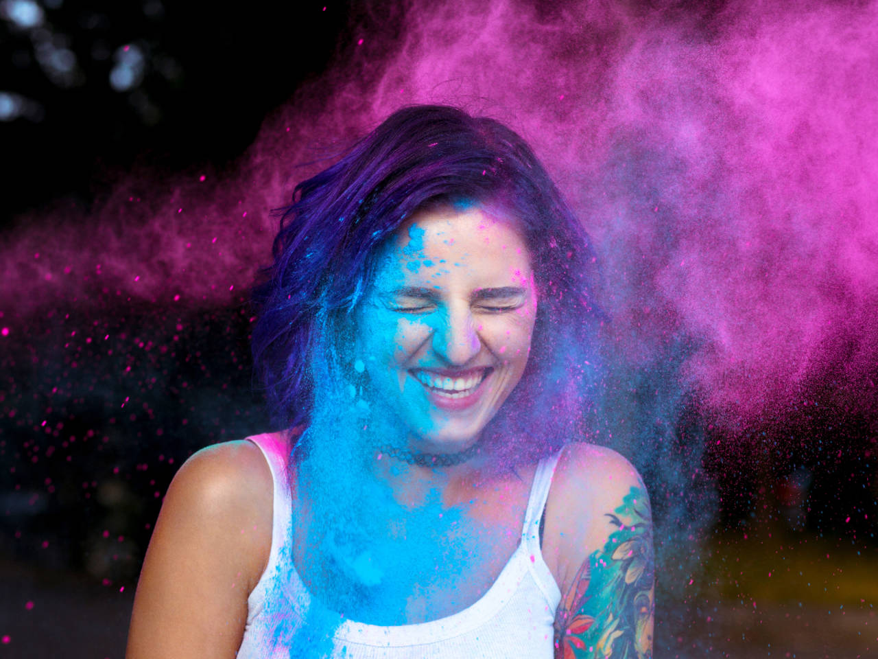 Holi 2023: How to remove colours from skin and hair after playing ...