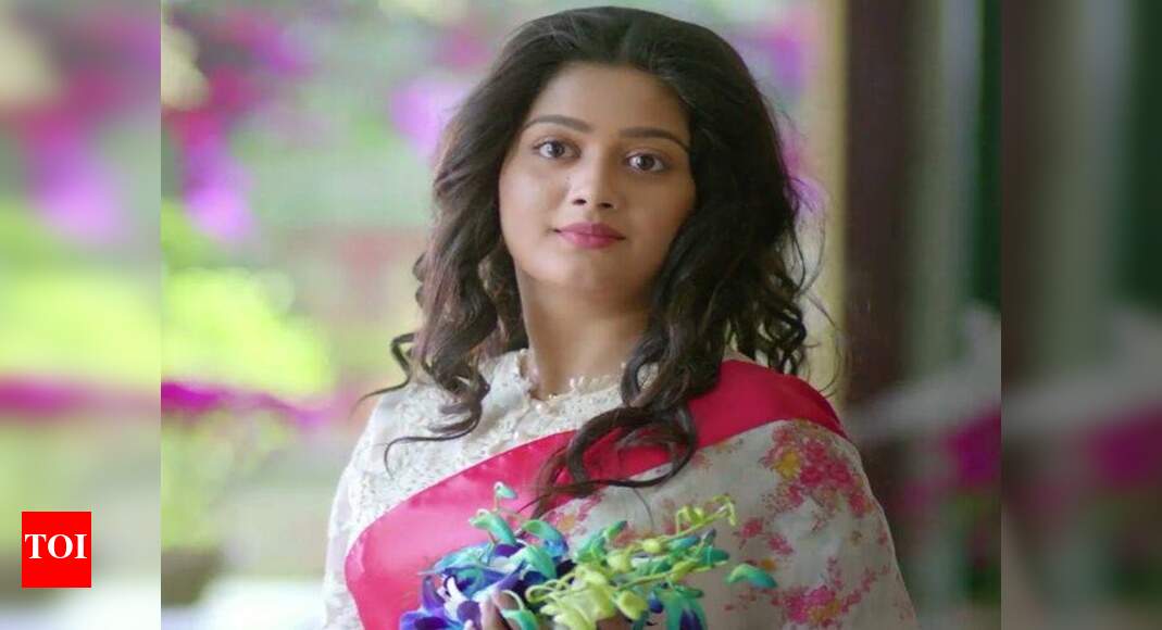 Yapon ayolining mushukidagi masofadan boshqariladigan xoroz onlayn