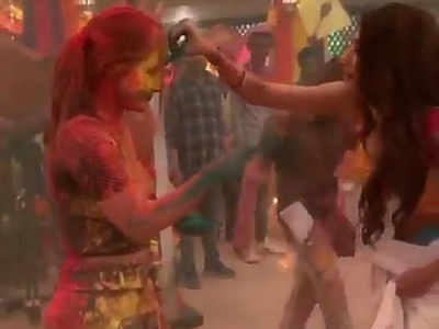 Holi 2019: Kasautii Zindagii Kay's Hina Khan and Erica Fernandes celebrate Holi on the sets, watch