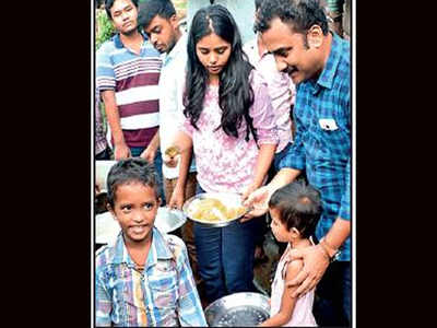 IIM Calcutta students feed hungry mouths, share lunch with streetchildren