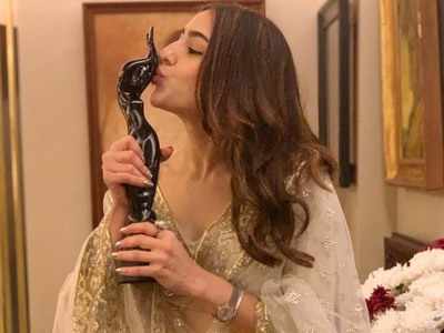 Sara Ali Khan poses with her trophy as she wins the best debut actress award at 64th Vimal Elaichi Filmfare Awards 2019