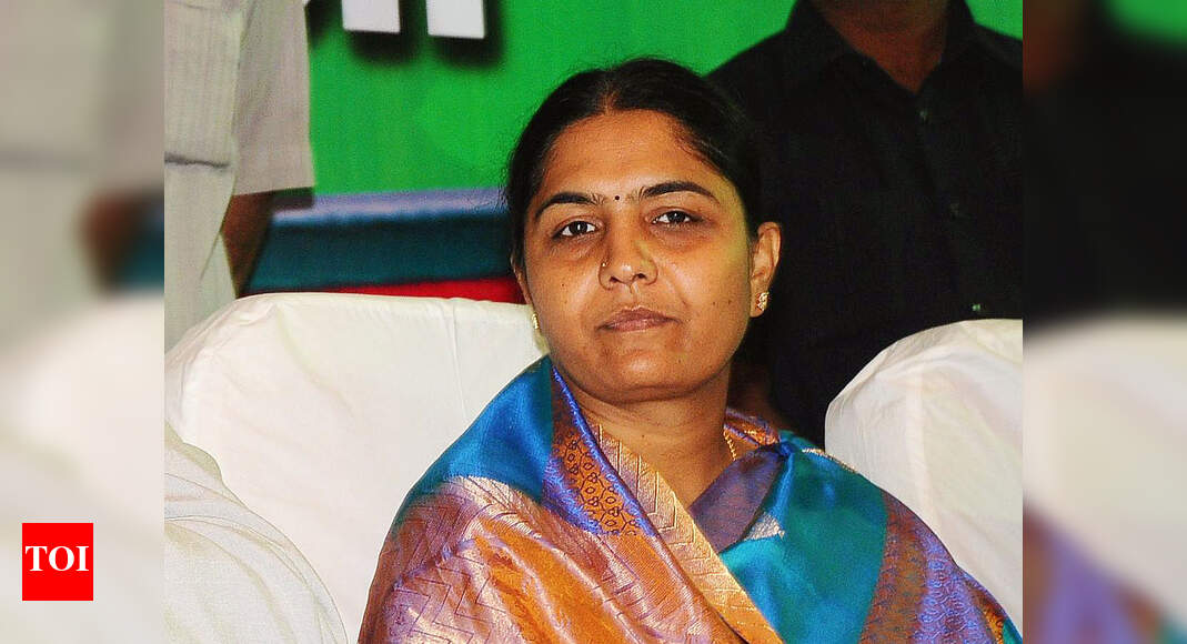 V Sunitha Laxma Reddy meets KCR, to board Car soon | Hyderabad News ...