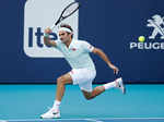 Roger Federer beats Daniil Medvedev