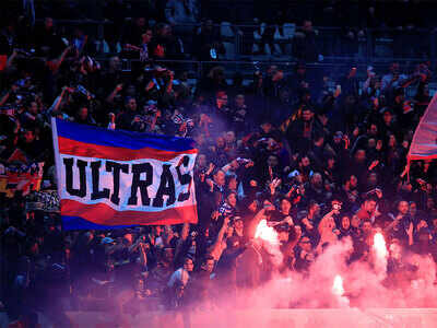 PSG fans give Chelsea women a tough time
