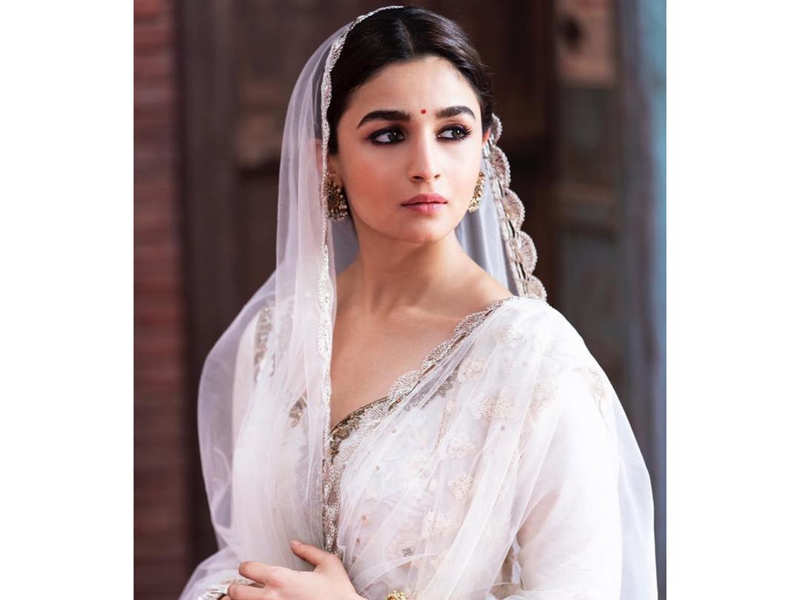 5 times Alia Bhatt rocked ethnic outfits in her films. We are totally  obsessed - India Today