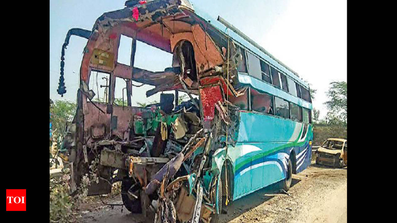 Eight killed as sleeper bus rams into truck on Yamuna Expressway | Noida  News - Times of India