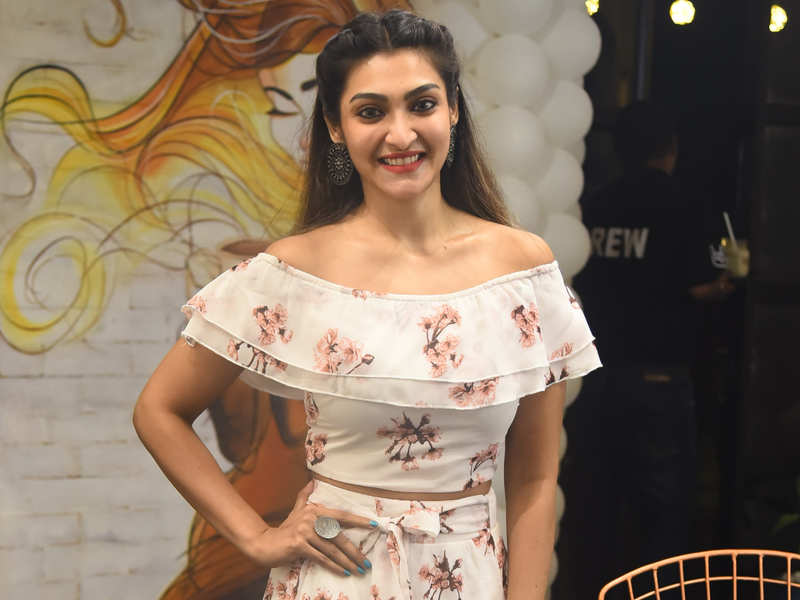 Akshara looked pretty at the launch of Patissez resto cafe at Phoenix Market City