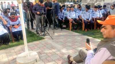 Main bhi Chowkidar campaign:Chandigarh BJP chief interacts with hospital security staff