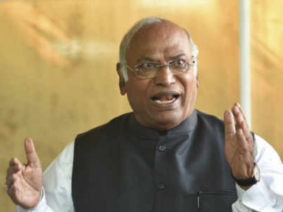 Mallikarjun Kharge placates Manikrao Gavit after latter's son snubbed for Lok Sabha poll