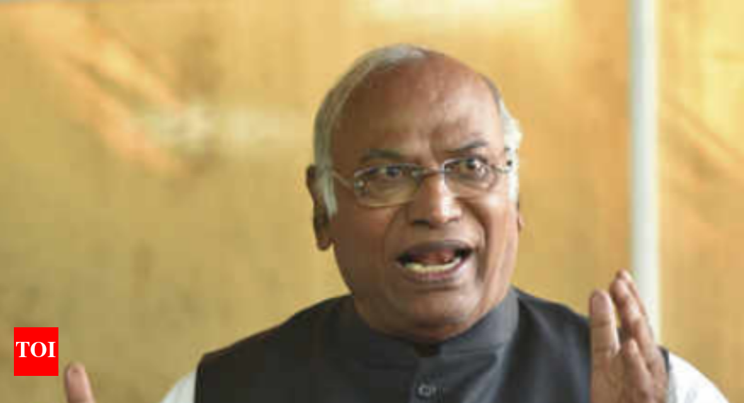 Mallikarjun Kharge placates Manikrao Gavit after latter's 