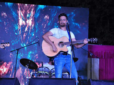 Music composer and singer Vipin Patwa performs at Mansarowar Hostel, DU