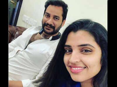 TV host Syamala, husband Narasimha Reddy join YSRCP; she gets trolled for her choice