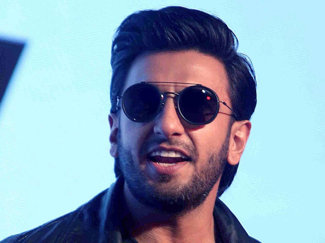 Ranveer takes fashion sense to new 'heights', Twitter goes berserk