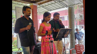 Singer Vaishnavi P performs at the 'Arts and Medicine' show