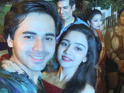 Ashi shares classy picture with Randeep