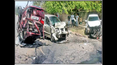 2 injured in 3-car crash in Sector 50