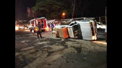 Pune: Generator van topples on road, sparks traffic chaos