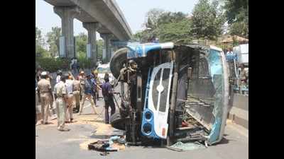 Driver of BMTC bus which toppled near flyover may have changed route to avoid pass holders; probe on