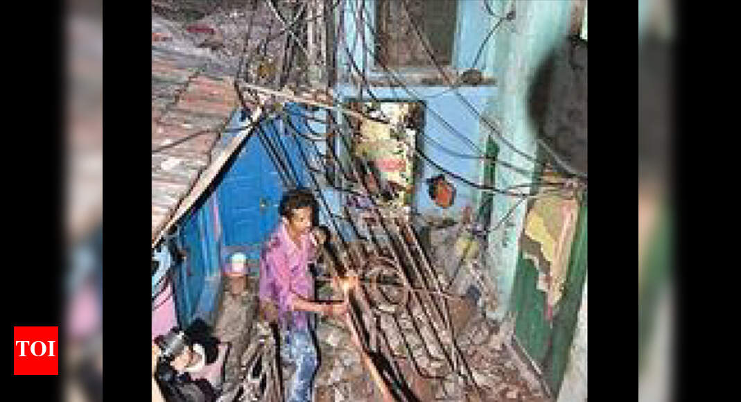 Staircase collapses in North Kolkata building, 40 rescued | Kolkata ...