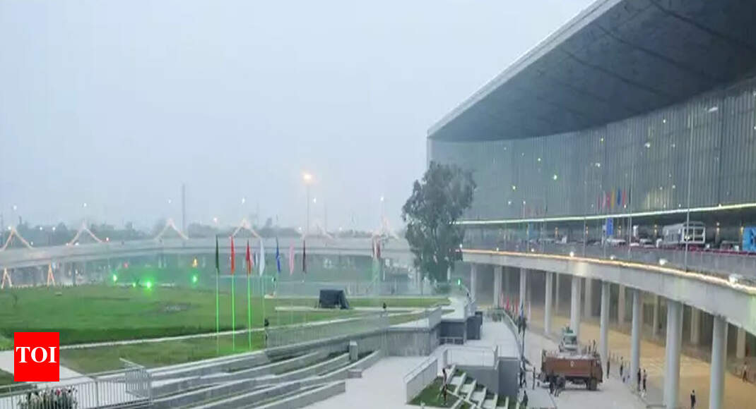 Extension of Kolkata airportbound flyover, new multilevel parking lot