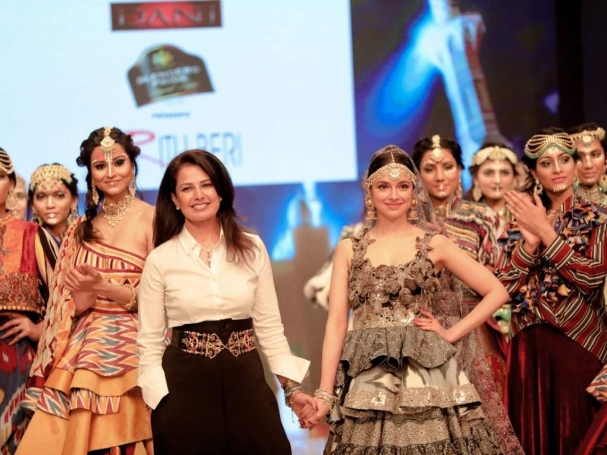 Ritu Beri Khadi Show At Delhi Times fashion Week - Boldsky.com