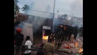 Fire breaks out in Kolkata's Kestopur, 15 makeshift shops gutted