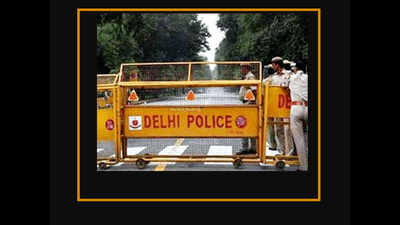 Delhi: Cops seize Rs 1 crore in cash from a BMW car in Vasant Vihar