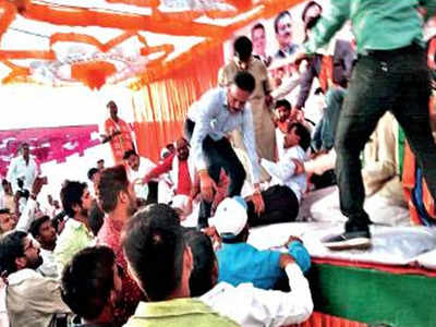 Maharashtra: Ruckus at election meeting as BJP district chief beats up ex-MLA BS Patil