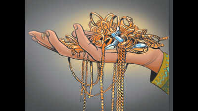 Rs 8 lakh gold theft case: Selfie did maid in | Mumbai News - Times of India
