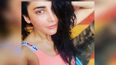 Actor Shruti Haasan enjoys sandy vacation in Goa with her pals