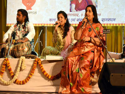Anuradha Paudwal charms Jaipur with her soulful voice