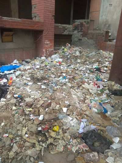 Heaps of garbage in DDA complex