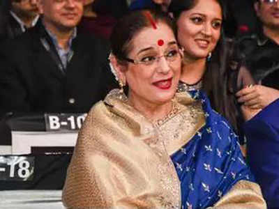 SP fields Shatrughan's wife Poonam Sinha from Lucknow