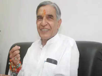 Chandigarh: Pawan Bansal promises dwelling units to daily wagers in Maloya