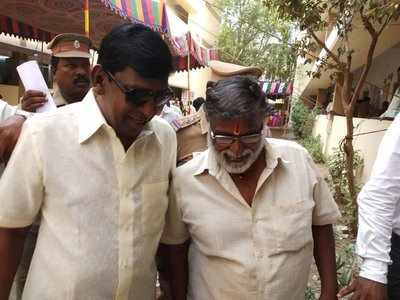 Vadivelu leaves everyone in splits at the polling booth