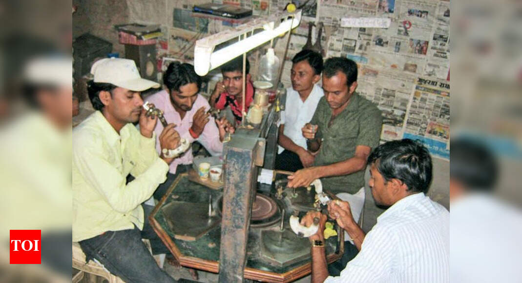 Angadias agree to ferry goods, diamantaires relieved | Surat News ...