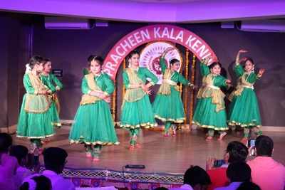 Students perform Kathak in Parampara