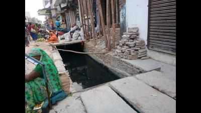 Four-year-old running home falls into open drain in Loni, dies