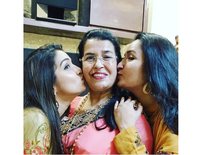 Aamrapali Dubey's latest post shows her love towards her mother ...