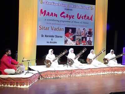 Girls from Bhaini Sahab Gurudwara perform Raag Yaman
